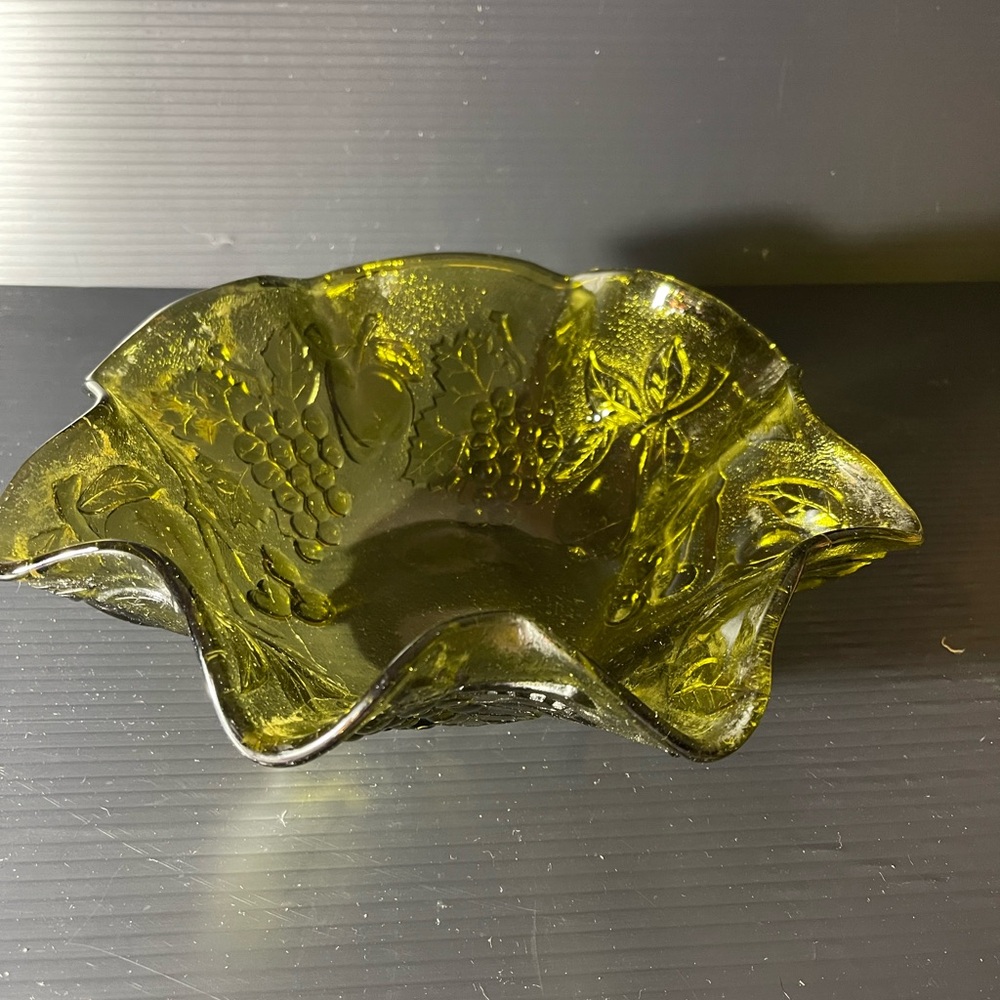 Vtg Imperial Green  Carnival Glass Ruffled Bowl Grape Harvest Design